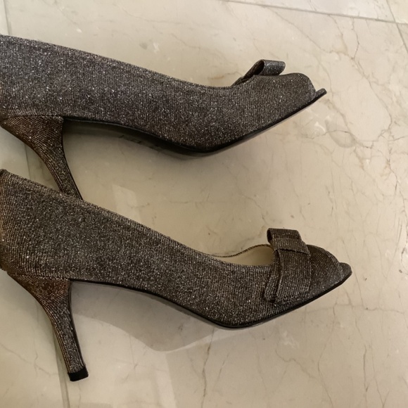 Stuart Weitzman Glitter Pumps Silver & Gold Shimmer Peep Toe Heels Size 8 - Picture 2 of 9